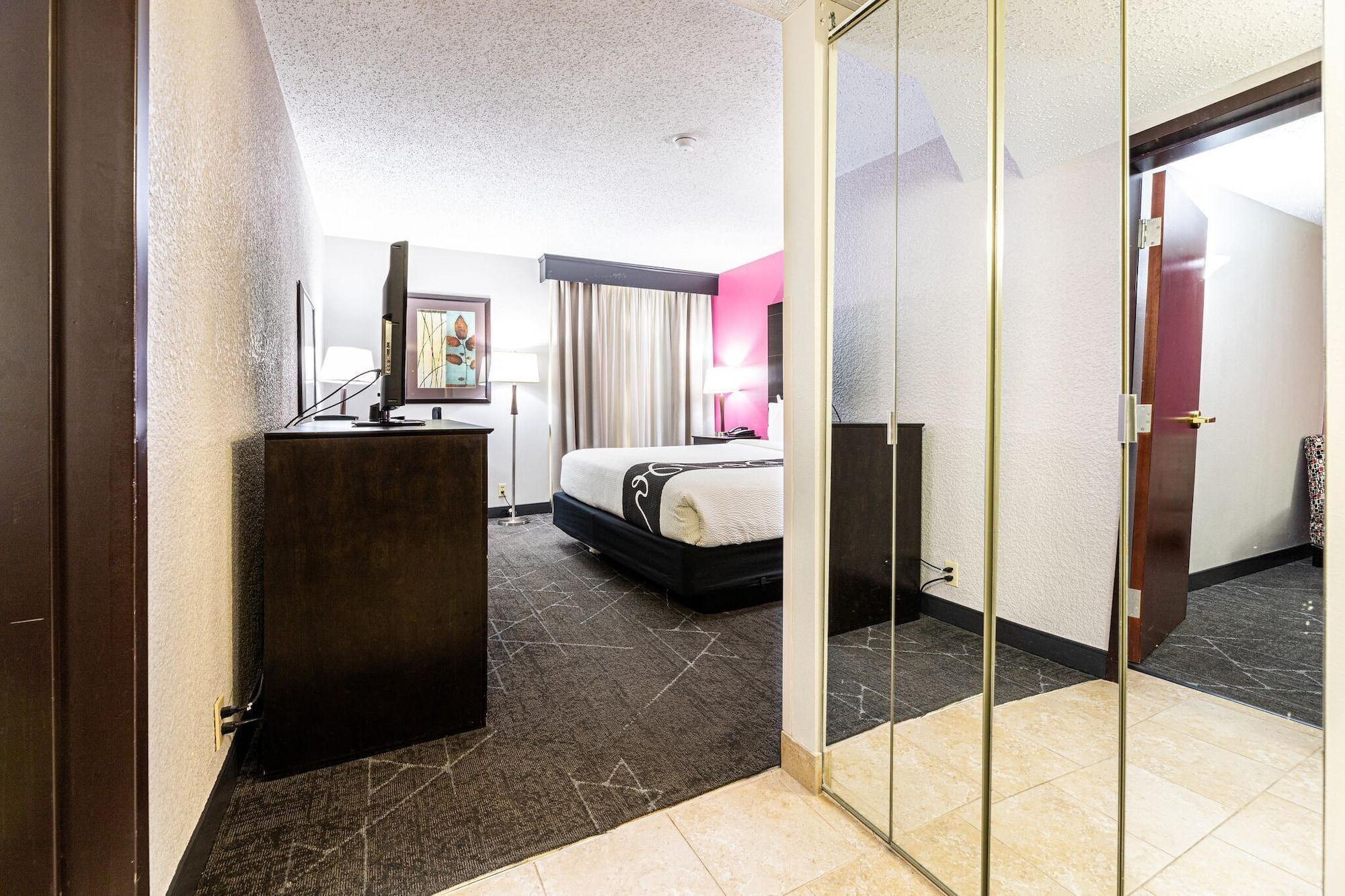 La Quinta By Wyndham Dallas I-35 Walnut Hill Ln Exterior photo