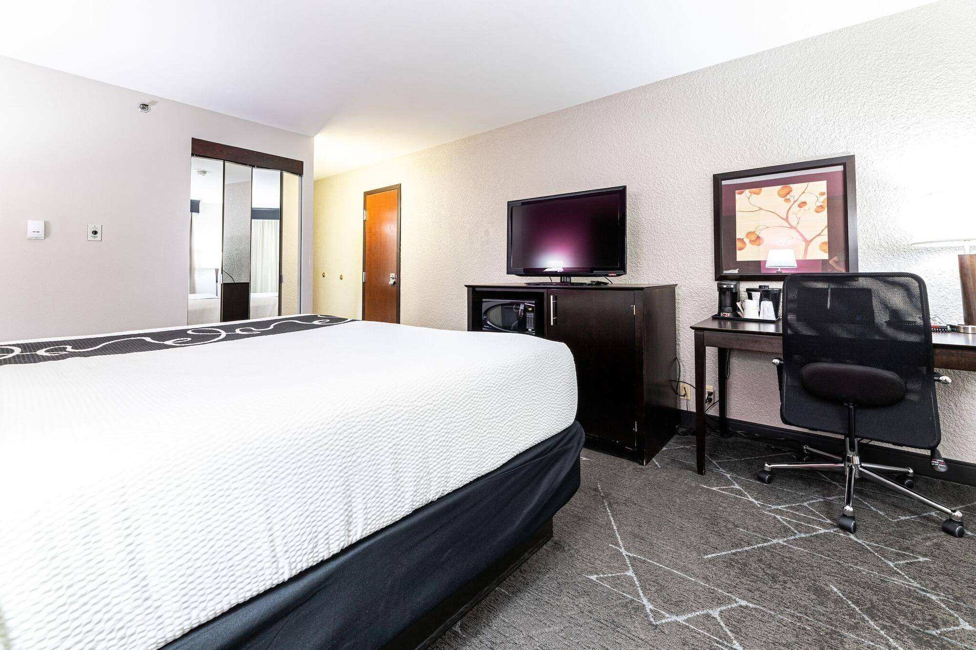 La Quinta By Wyndham Dallas I-35 Walnut Hill Ln Exterior photo