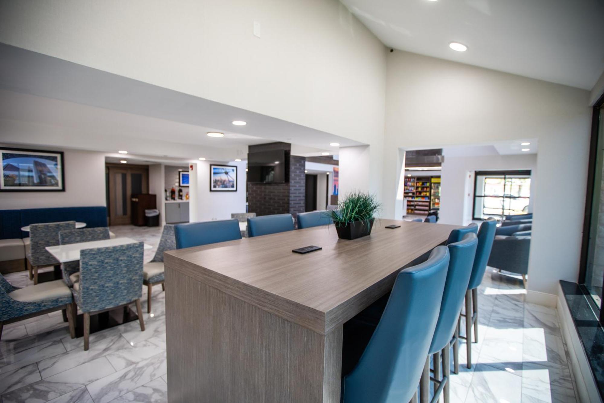 La Quinta By Wyndham Dallas I-35 Walnut Hill Ln Exterior photo