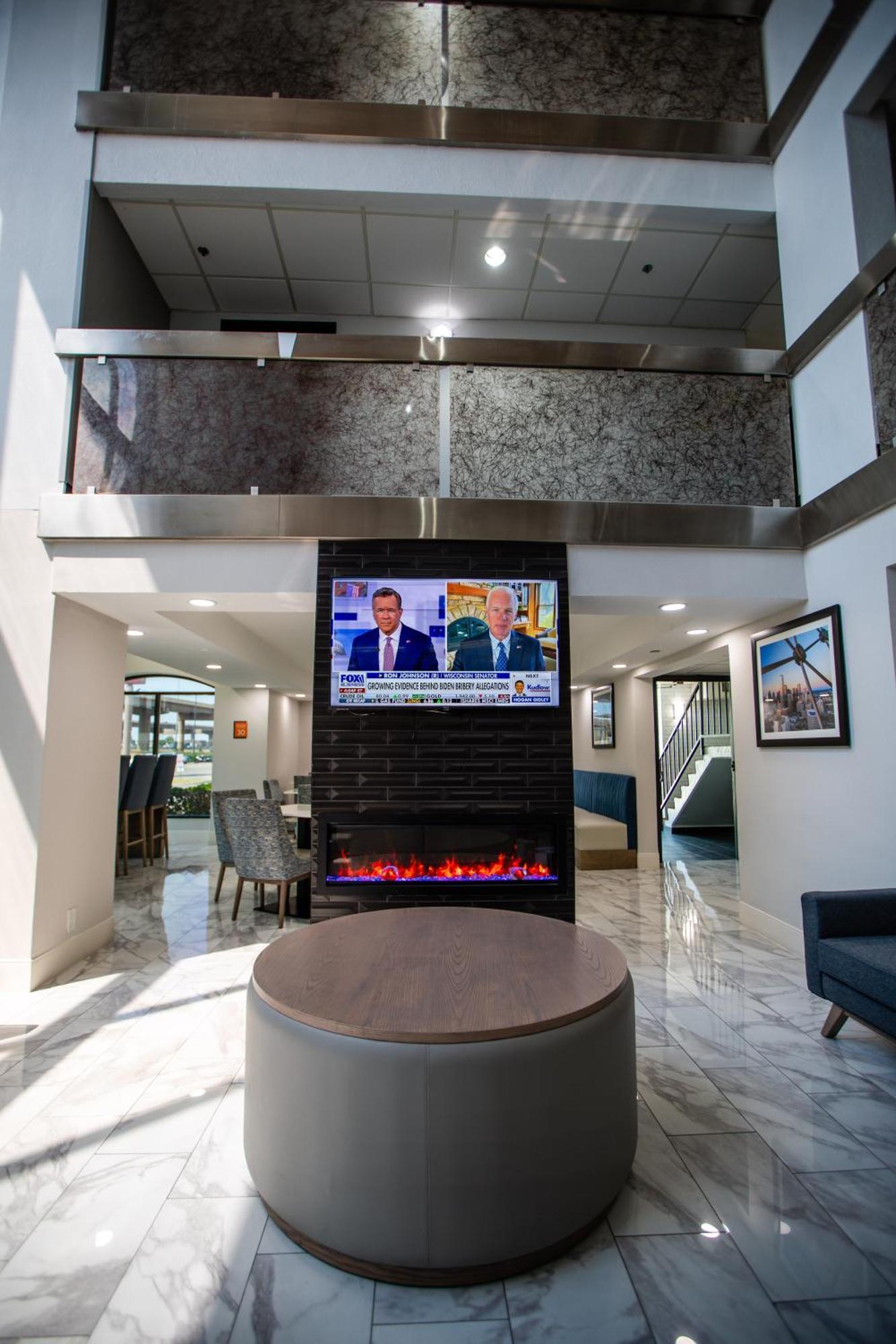 La Quinta By Wyndham Dallas I-35 Walnut Hill Ln Exterior photo